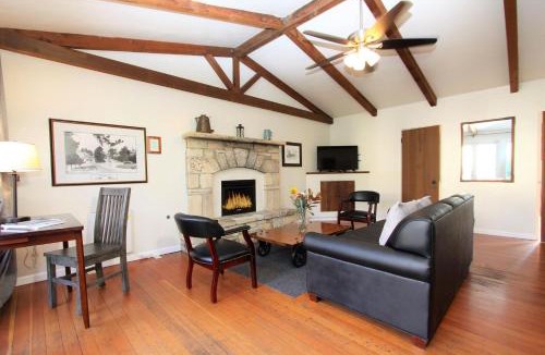 Southeast Carmel Cabin | Forest Lodge