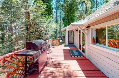 Crestline Cabin | Forest-view cabin with deck, grill, wood stove, washer/dryer, & fast WiFi