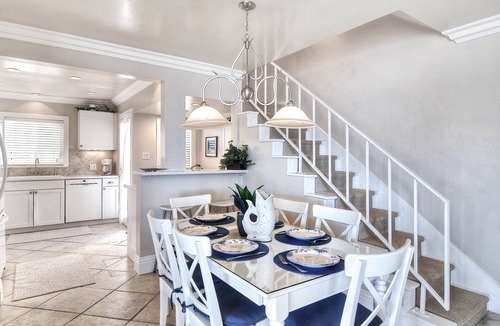 San Clemente House | Four condos in the same building, just one block from beach & pier