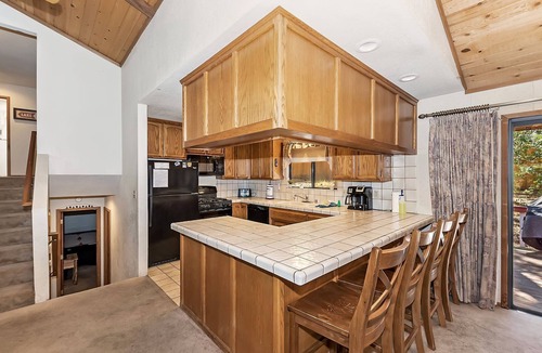 Fox Farm Cabin | Fox Canyon by Destination Big Bear : Hot Tub! BBQ! Air Hockey! Internet! Deck! Great Neighborhood! Fireplace!