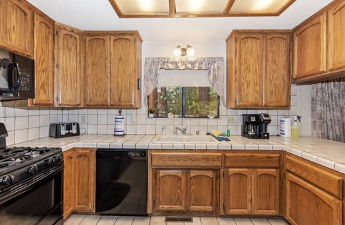 Fox Farm Cabin | Fox Canyon by Destination Big Bear : Hot Tub! BBQ! Air Hockey! Internet! Deck! Great Neighborhood! Fireplace!