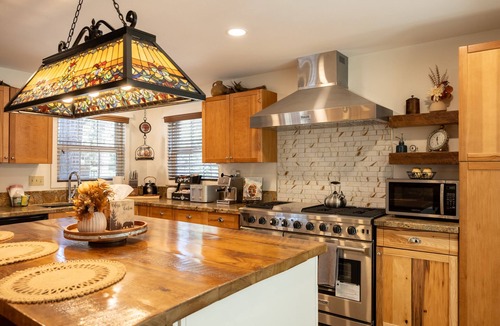 Fox Farm House | Foxy Farm Ranch, newly remodeled, amazing outdoors, hot tub, and separate full guest house!