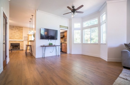 Roseville House | FRAGRANT ROSE-VILLE BEAUTY | COZY MODERN PARADISE