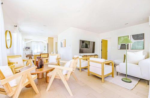Los Feliz House | Franklin Hills Getaway w Jacuzzi Garden Sauna
