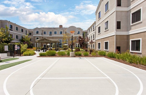 Lake Forest Condo | Free Breakfast. Outdoor Pool & Hot Tub. Only 30 Min to Disney!
