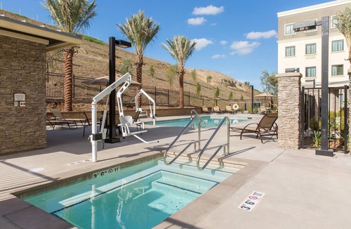 Corona Apartment | Free Breakfast. Pool & Hot Tub. Gym. Near Amazon!