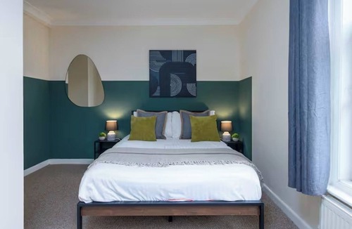 Southampton House | Free Parking |Stylish |Drive for 2|Sleeps 8|WiFi