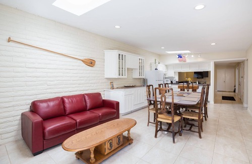 Yorktown House | FREE WIFI 75" HD TV, Netflix, Surround Sound, Bikes, Parking, Putting Green