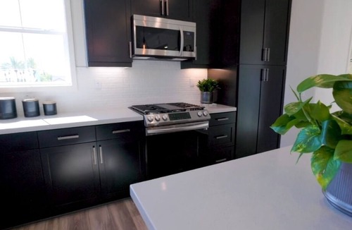 Compton House | Freeway Close, center of LA, near colleges, Ports, amusement parks, all of SoCal