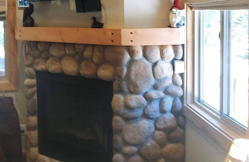 North Upper Truckee Ski Chalet | *FRESH INTERIOR REMODEL!* Cabin in the Pines. Garage, Hot Tub, Washer/Dryer