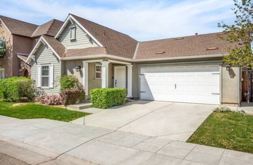 Roosevelt House | Fresno Home| Fire Pit| Sleeps 10| Quiet Community!