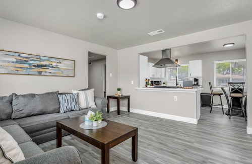 Raisin House | Fresno House Pool Foosball 2 Car Garage 5 Bed/3 Bath