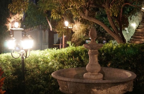 Los Feliz Apartment | Friendly Hobbit Hole at Griffith Park