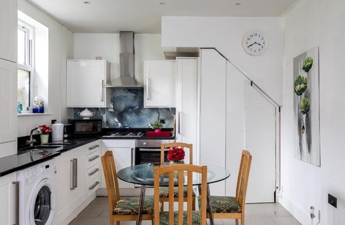 Munster House | Fulham Amazing 2-Bedroom House by Central London