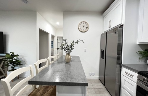 Santa Ana Apartment | ♥Full Kitchen♥10min→Airport♥Smart TV♥10min→Disney
