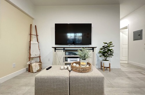 Santa Ana Apartment | ♥Full Kitchen♥10min→Airport♥Smart TV♥10min→Disney