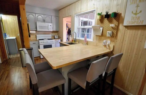 Patton House | Fully fenced Cabin with Hot Tub & Playground Walk to Lake and Town