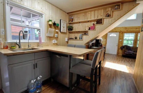Patton House | Fully fenced Cabin with Hot Tub & Playground Walk to Lake and Town