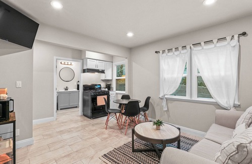 Inglewood House | Fully Furnished 1BR Near Prime LA Spot - Perfect for a getaway