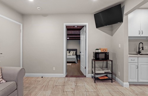 Inglewood House | Fully Furnished 1BR Near Prime LA Spot - Perfect for a getaway