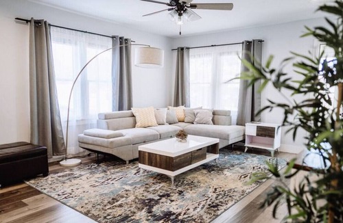 Anaheim Colony Historic District House | FULLY FURNISHED, MONTHLY BEAUTIFUL 3-BEDROOM HOME WITH LARGE FENCED YARD & CHILDREN'S PLAY/SWING SET 2 MILES FROM DISNEYLAND (p32)