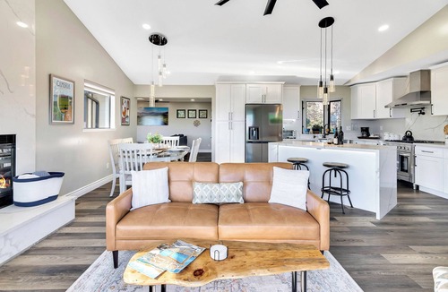 Lodge Hill House | Fully Renovated with Views of the Mountains and Spa!