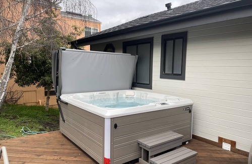 Lodge Hill House | Fully Renovated with Views of the Mountains and Spa!