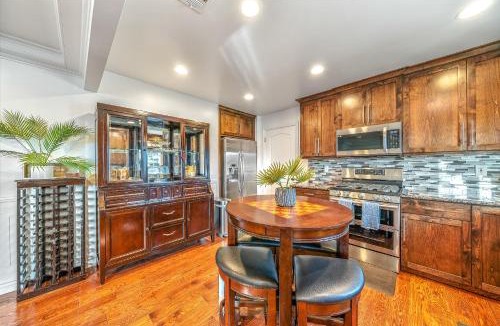 Seaside House | Fully Updated 3 BDR Seaside Home Minutes to Beach