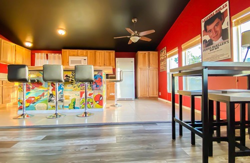Twentynine Palms House | Funky movie House, stunning views! 4 min to Joshua Tree park, Fire Pit & Pool
