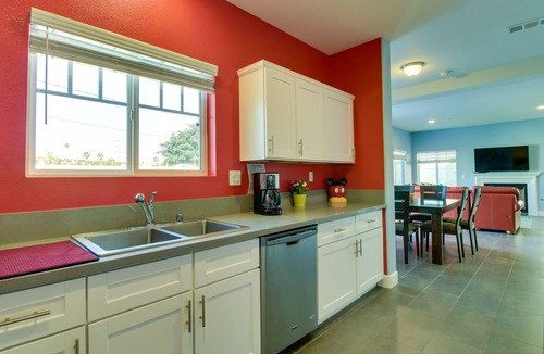 Anaheim Colony Historic District House | Funtierland + Walt's Place + Close to Disney + Shared Pool and Splash Pad