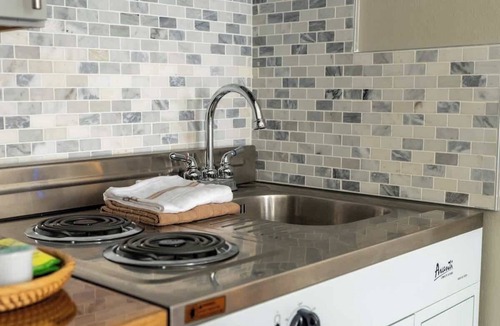 Hollywood Apartment | Furnished Bachelor in Hollywood