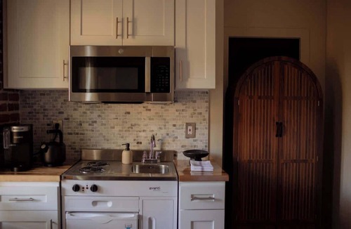 Hollywood Apartment | Furnished Bachelor in Hollywood