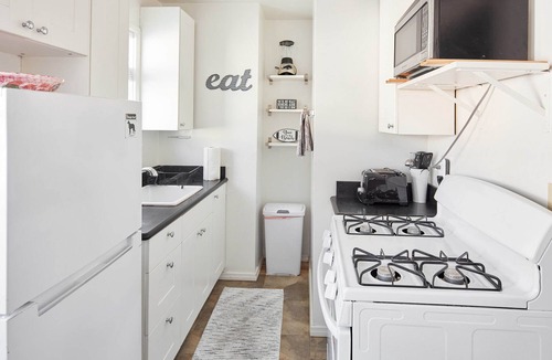 El Segundo House | Furnished beach guest house for monthly rentals. 5 min walk to the sandy beach.