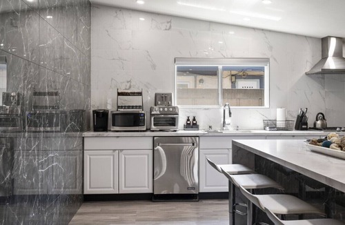Southwest Anaheim House | Galactic Getaway:Close to Disney with Pool & Games