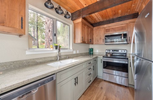 Arnold Cabin | Gann Clan- BLS, Walk to Lake/Pool