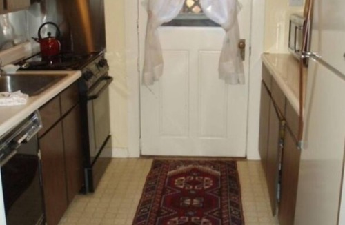 Gold Coast Apartment | Garden Apartment Located in a Wonderful Old Victorian Home