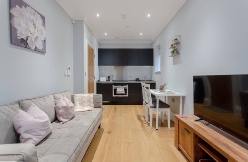Finchley Church End Apartment | Garden Flat With Patio - Hendon