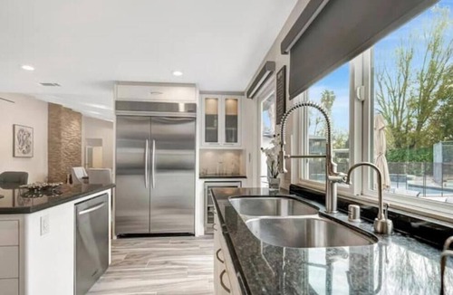 Woodland Hills House | Gated Modern 6BR w/Tennis, Basketball, Pool, Spa