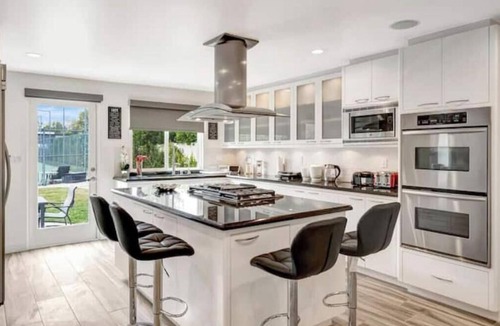 Woodland Hills House | Gated Modern 6BR w/Tennis, Basketball, Pool, Spa