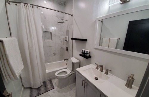 Reseda Apartment | Gated1BD/1BTH Unit/Queen Bed/Queen Sofa Bed/Parking/EV Charger