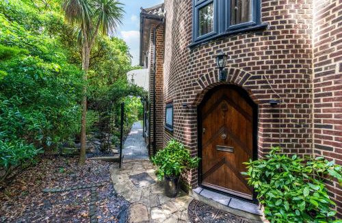 Mottingham and Chislehurst North Villa | Gatsby Villa London with Garden & Hot Tub
