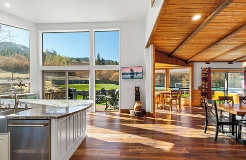 Upper Moonridge Cabin | Geronimo Lodge: Private Pickleball Court!