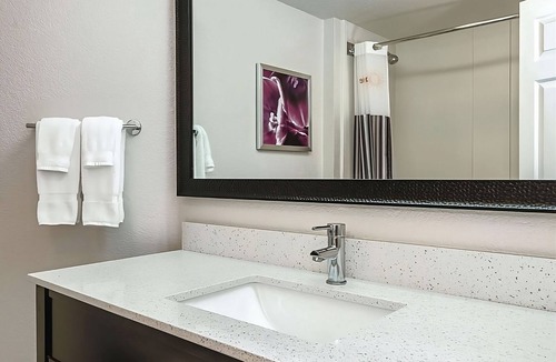 Guasti Hotel | Get Ready for Adventure! Spacious unit Awaits! Close to iFLY Indoor Skydiving!