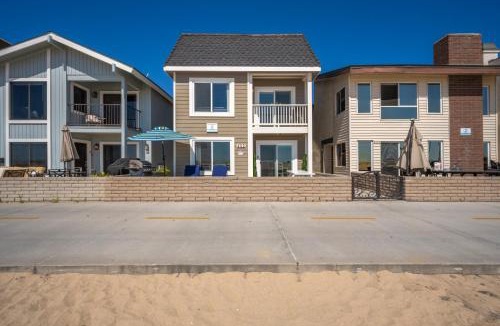 Balboa Peninsula House | Giant Beachfront Home with Parking near the Pier