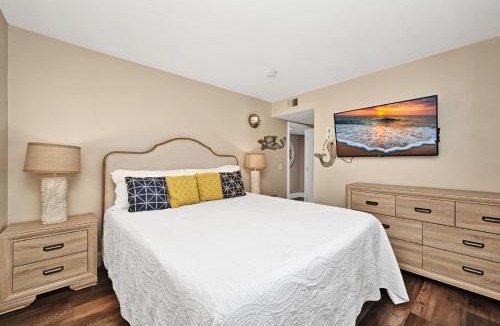 Balboa Peninsula House | Giant Beachfront Home with Parking near the Pier