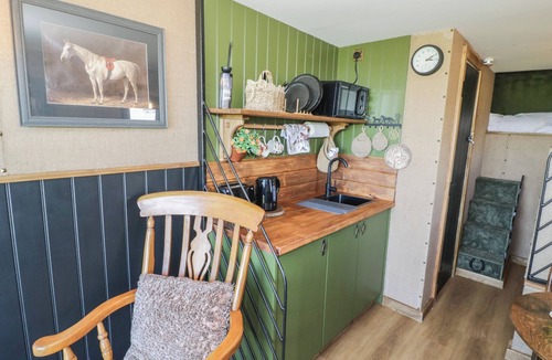 Evesham Cottage | GIGI'S HORSEBOX, pet friendly, with a garden in Broadway