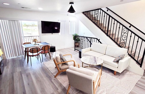 Van Nuys Apartment | Gilmore One
