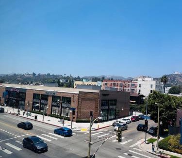 Little Armenia Apartment | Glam by the Hollywood Sign 2 Bed Apt WITH FREE EV PARKING, Pool, Gym