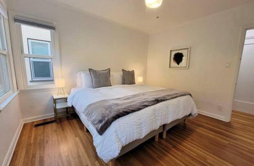 Carthay Circle House | Glamorous Getaway: Exclusive 1BR LA Hotspots