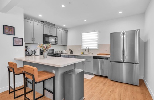 Glendora House | Glendora Route 66 Home Newly Renovated Spacious 4-bedroom with 6 bathrooms